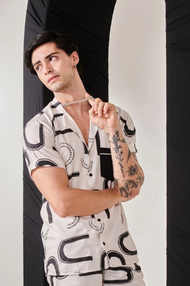 White printed shirt photo 2