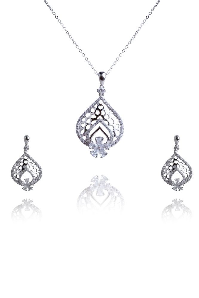 Silver Undefined Beauty Set photo 3